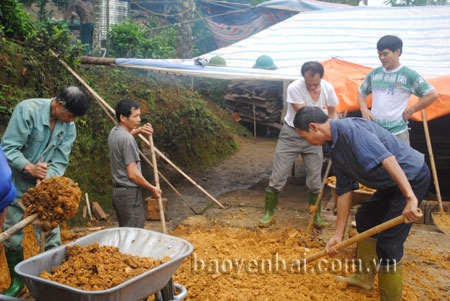 Các cựu chiến binh xã Cường Thịnh đào móng xây nhà ở cho hội viên.
